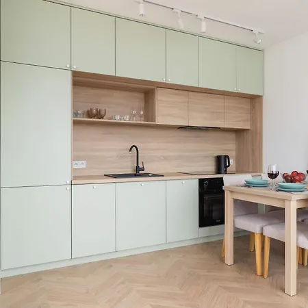 Pastel With Balcony And Parking By Renters *