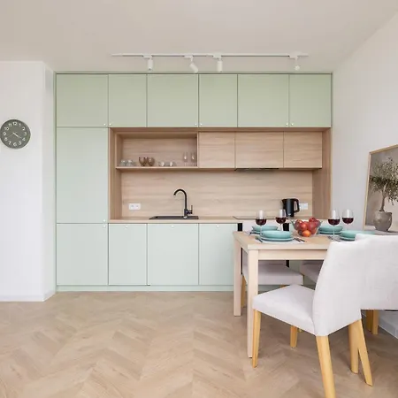 Pastel With Balcony And Parking By Renters